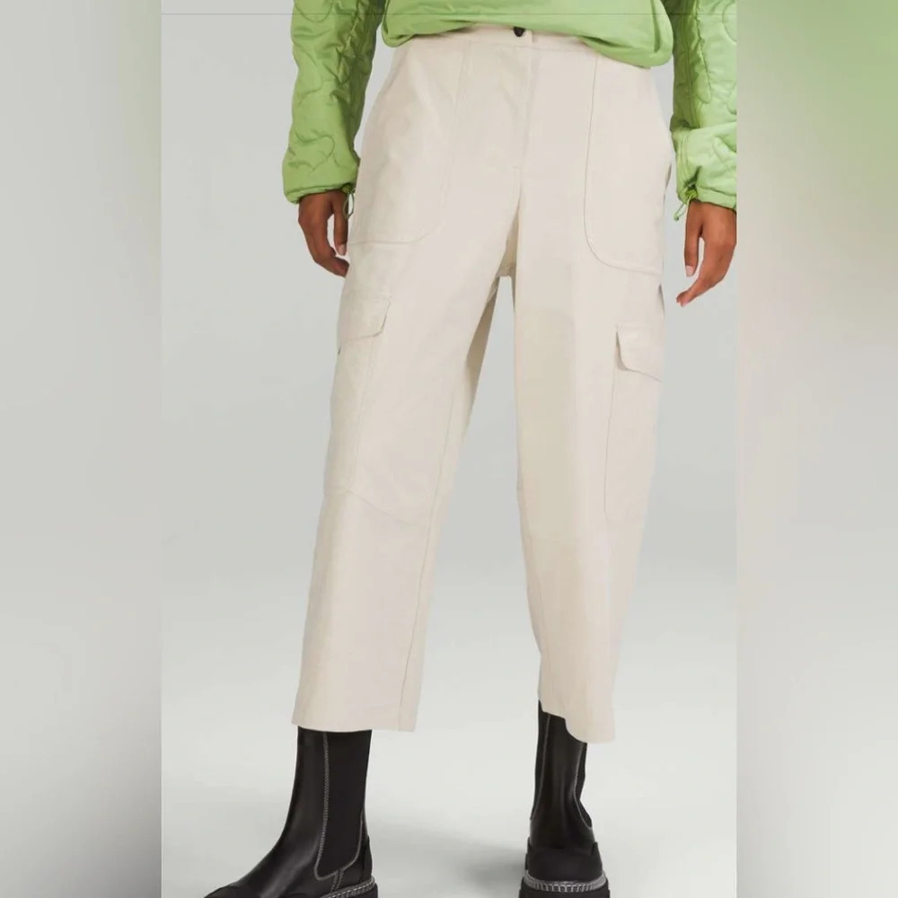 Lululemon Light Utilitech Cargo Pocket High Rise Crop Natural Ivory Size 32